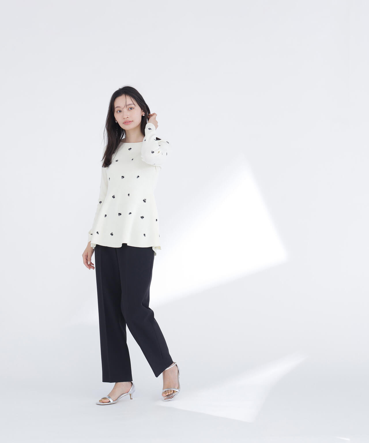 <一部店舗・kazemori.live 限定カラー:ネイビーベース2>刺繍ペプラムニット