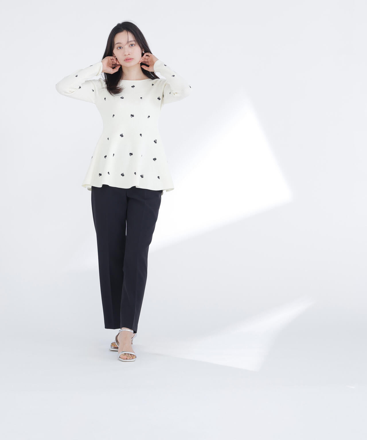 <一部店舗・kazemori.live 限定カラー:ネイビーベース2>刺繍ペプラムニット