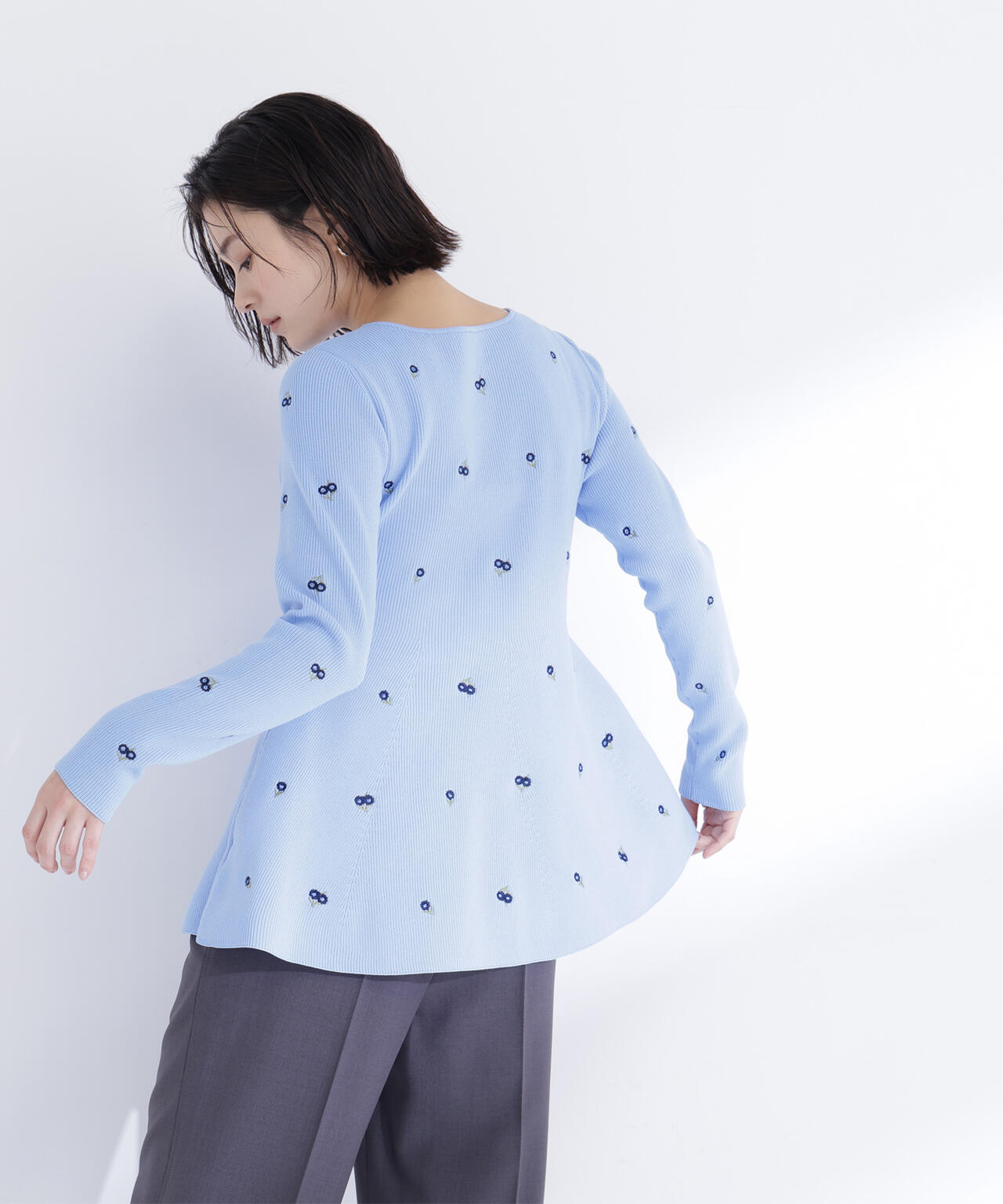 <一部店舗・kazemori.live 限定カラー:ネイビーベース2>刺繍ペプラムニット