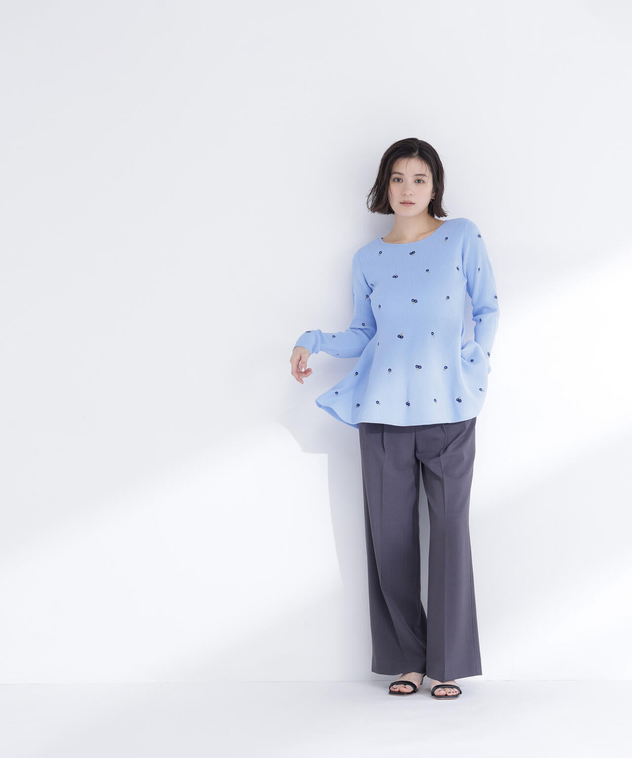 <一部店舗・kazemori.live 限定カラー:ネイビーベース2>刺繍ペプラムニット