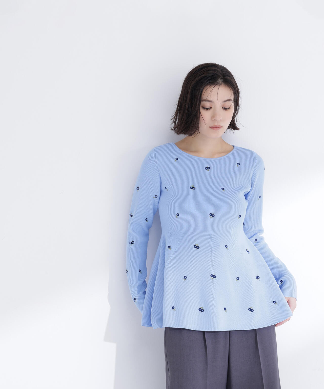 <一部店舗・kazemori.live 限定カラー:ネイビーベース2>刺繍ペプラムニット