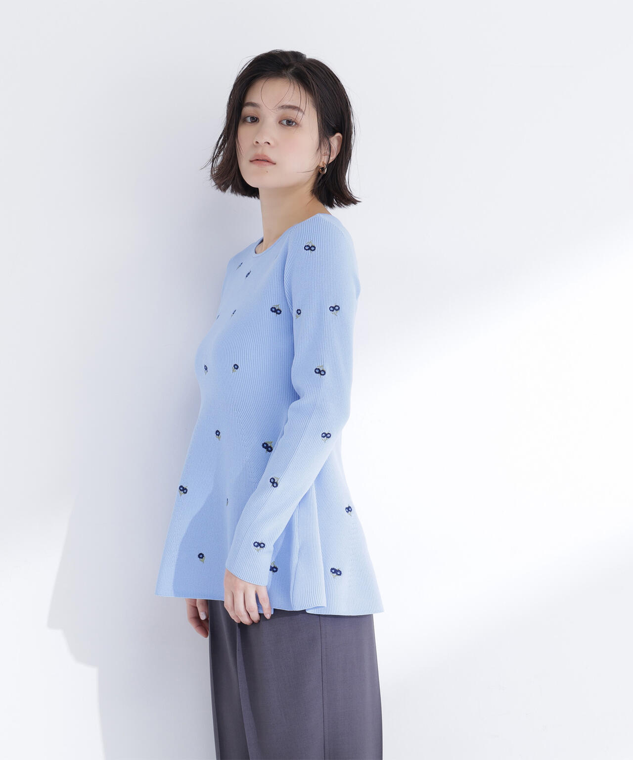 <一部店舗・kazemori.live 限定カラー:ネイビーベース2>刺繍ペプラムニット