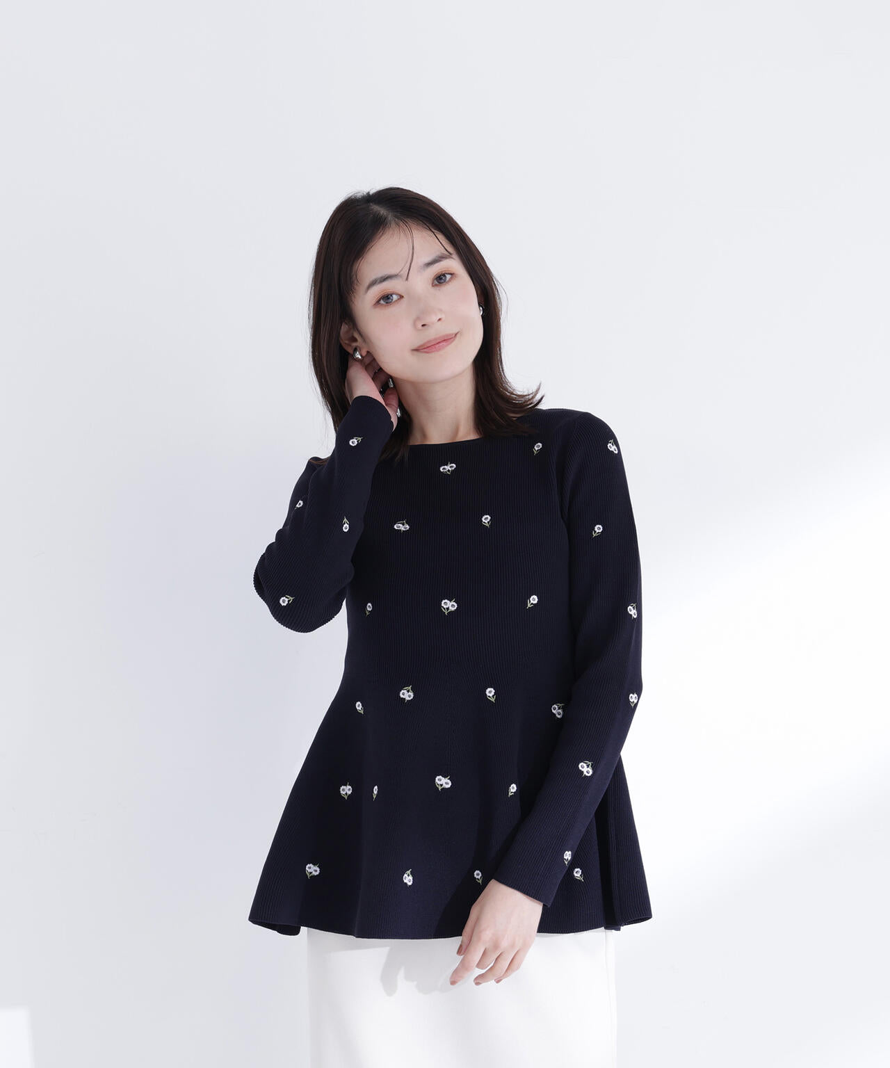 <一部店舗・kazemori.live 限定カラー:ネイビーベース2>刺繍ペプラムニット