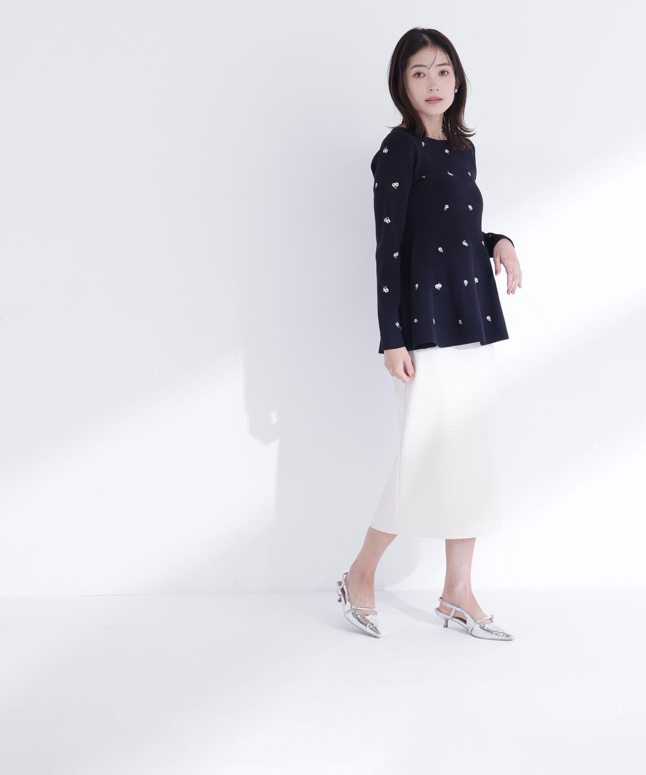 <一部店舗・kazemori.live 限定カラー:ネイビーベース2>刺繍ペプラムニット