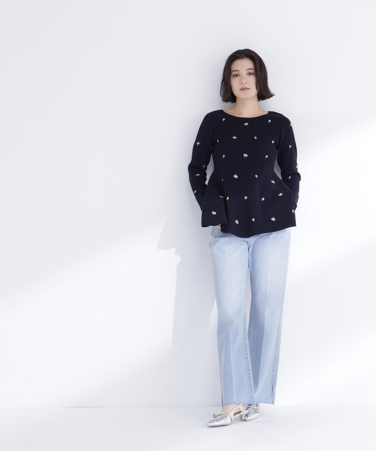 <一部店舗・kazemori.live 限定カラー:ネイビーベース2>刺繍ペプラムニット