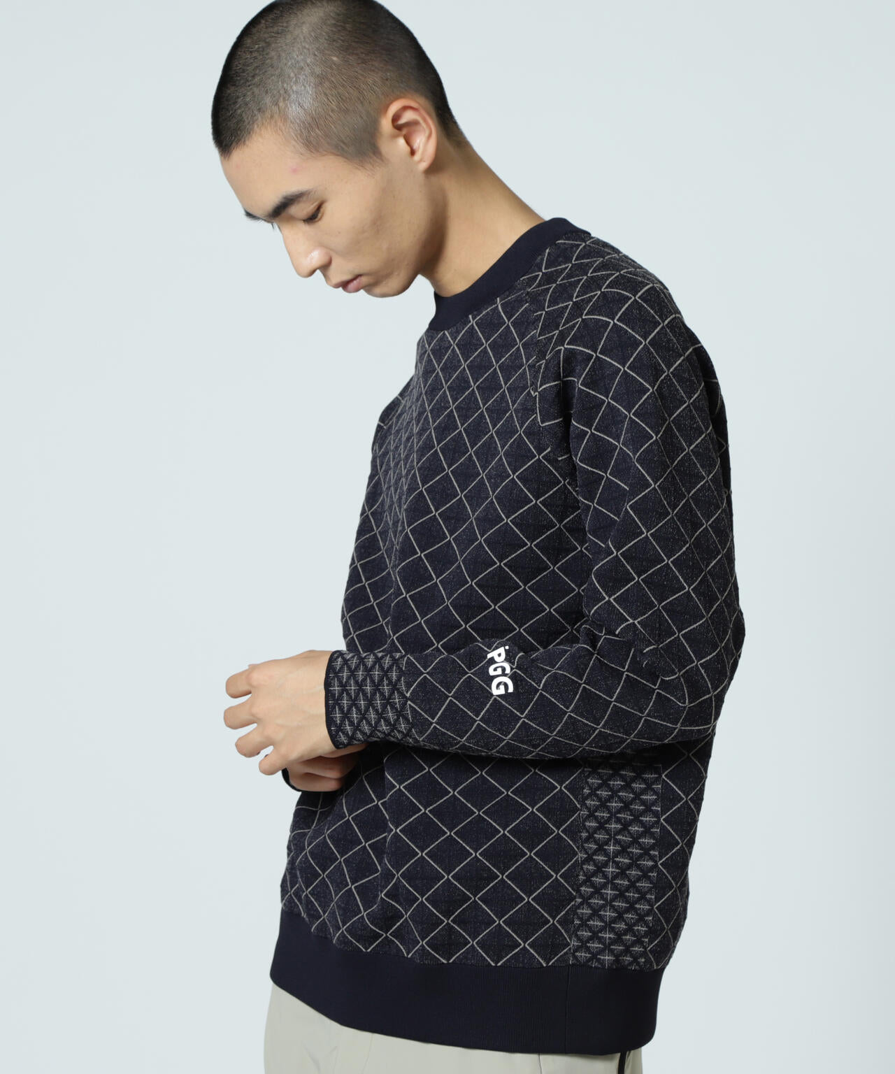 【PGG】【直営店舗&公式オンライン限定】地柄ポリエステルヤーンmm クルーネックニットプルオーバー (MENS)
