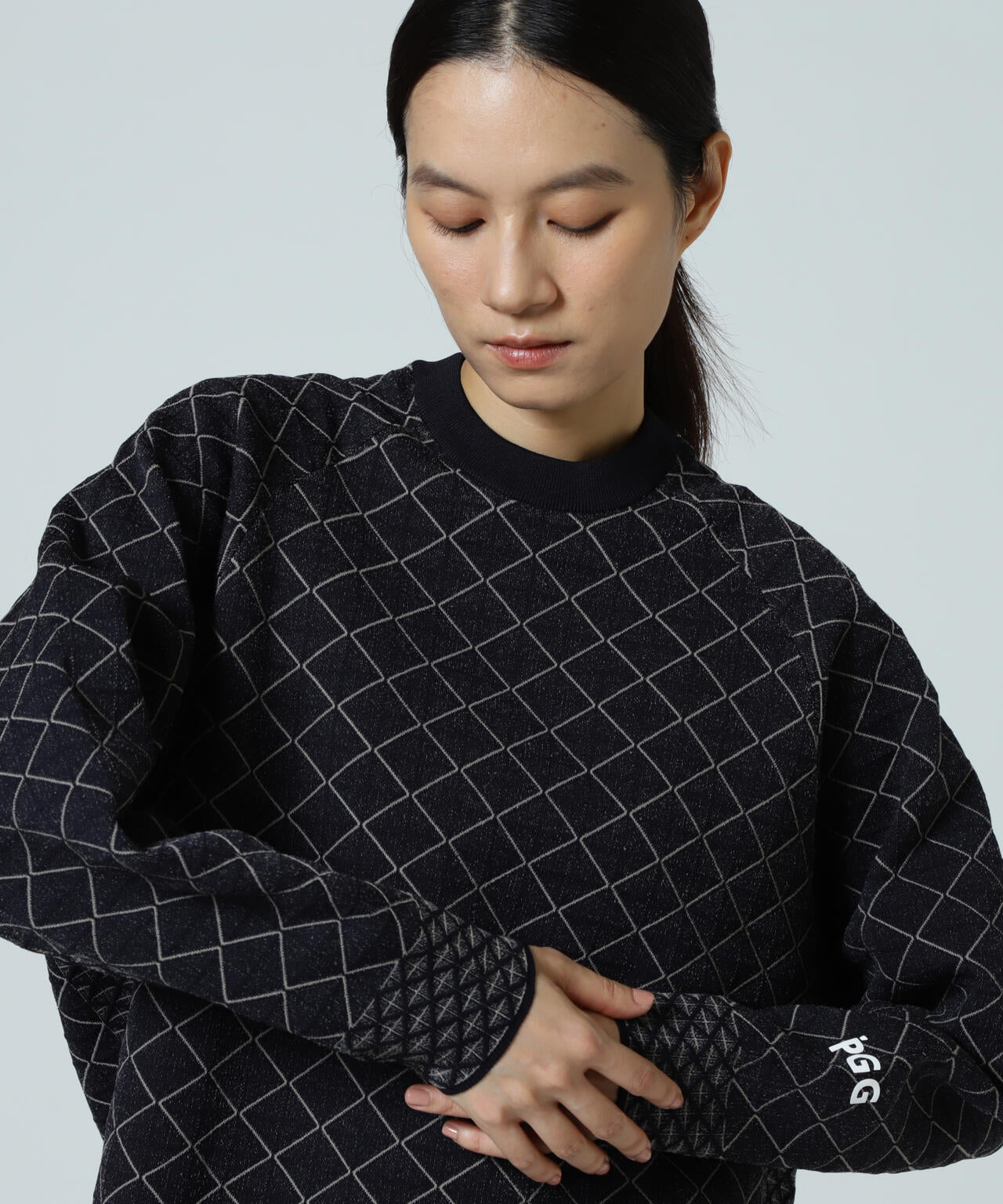 【PGG】【直営店舗&公式オンライン限定】地柄ポリエステルヤーンmm クルーネックニットプルオーバー (LADIES)