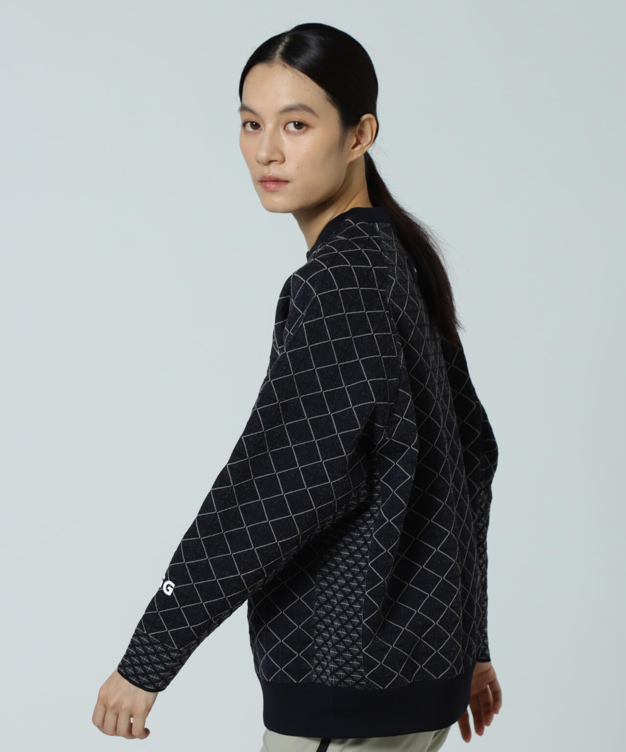 【PGG】【直営店舗&公式オンライン限定】地柄ポリエステルヤーンmm クルーネックニットプルオーバー (LADIES)