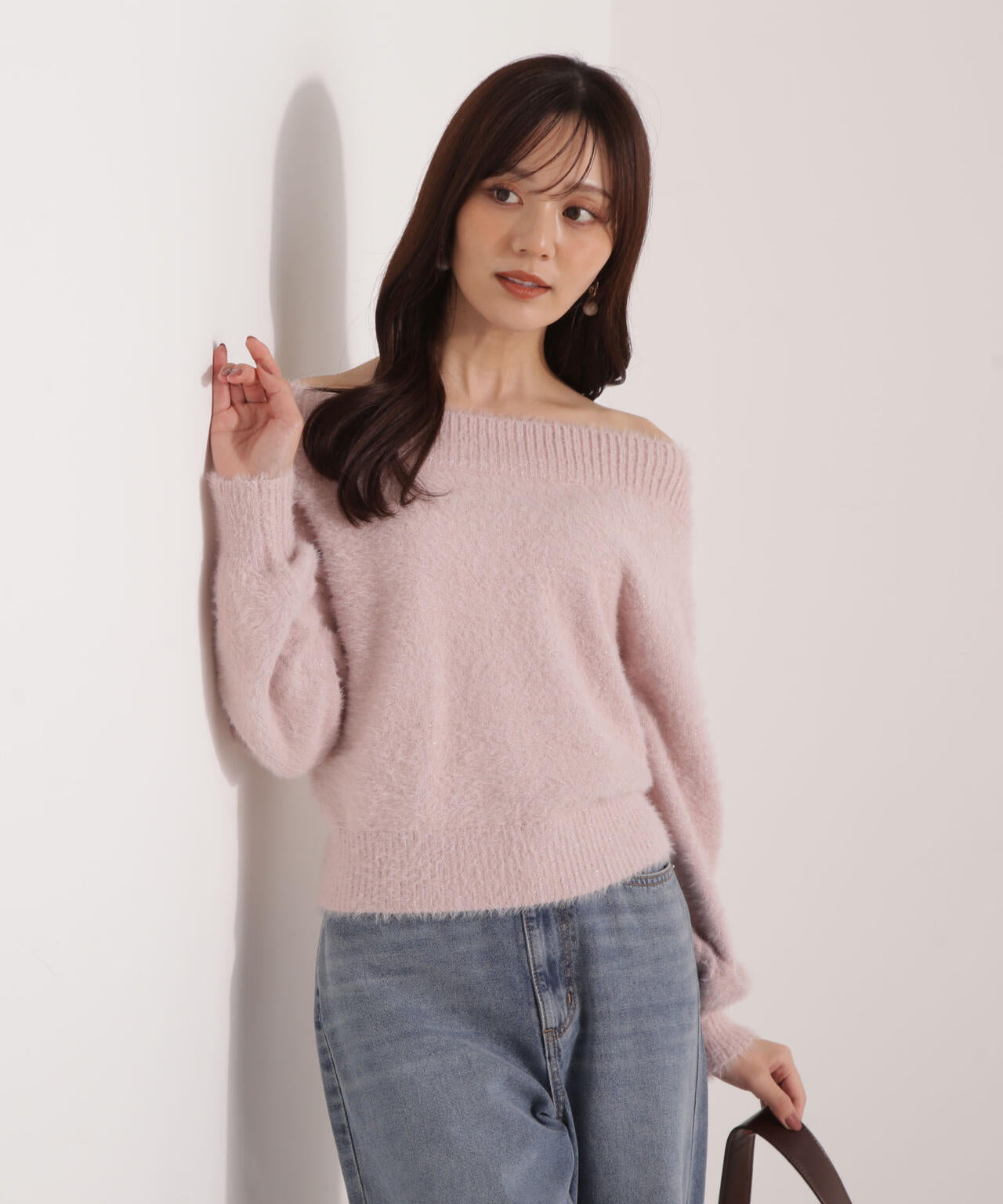 【加藤栞さん着用】ミニシャギーオフショルニット【ネイビー:WEB・一部店舗限定】