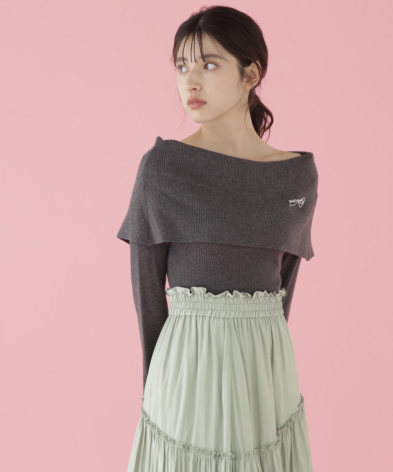 ブローチ付き2wayオフショルリブニット