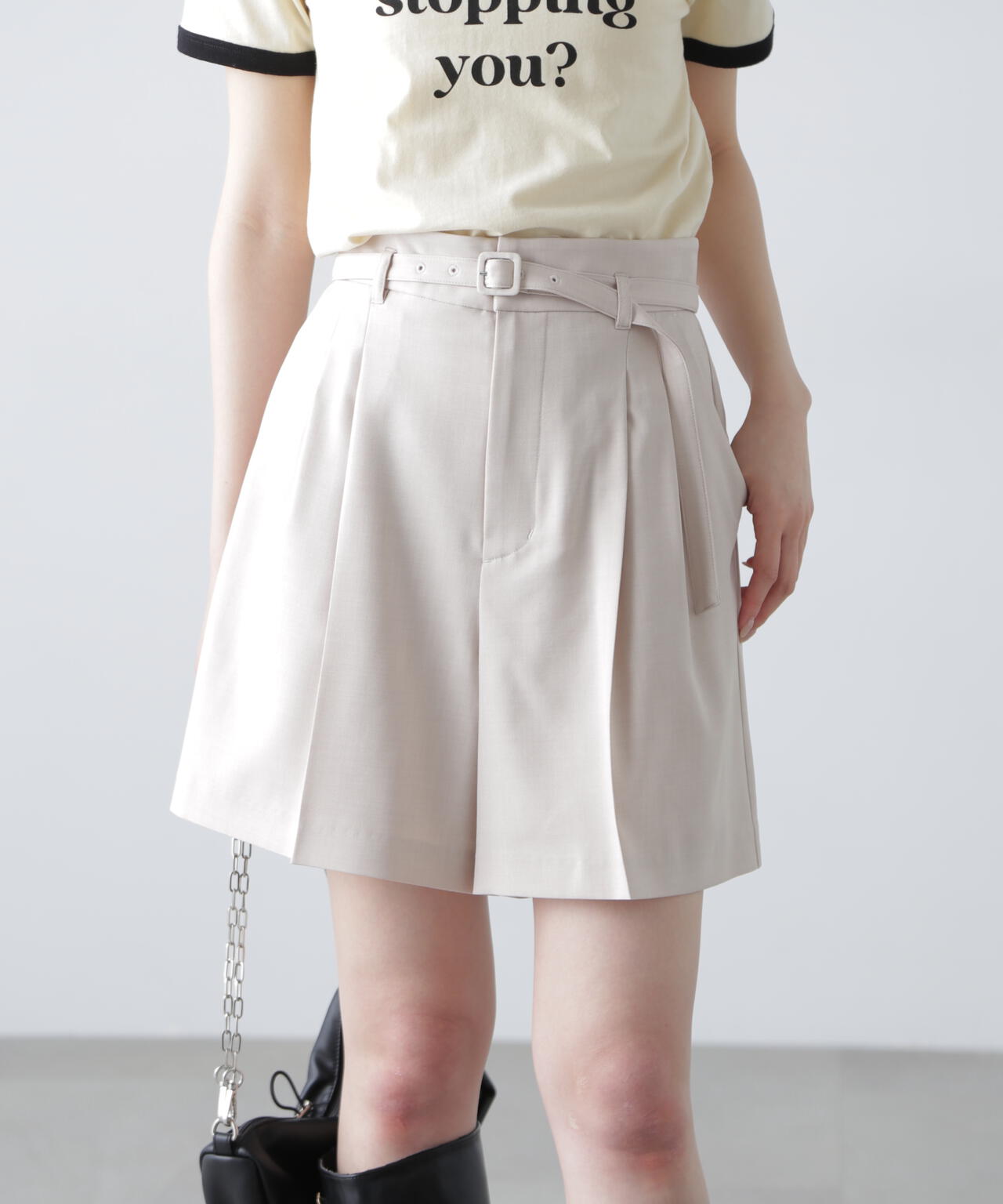 梳毛調合繊ベルト付きタックショートパンツ