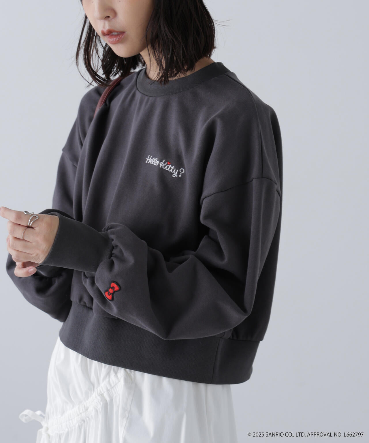 【HELLO KITTY】サンリオキャラクターズコラボ SHORT SWEAT ショートスウェット 胸LOGO×袖RIBBON