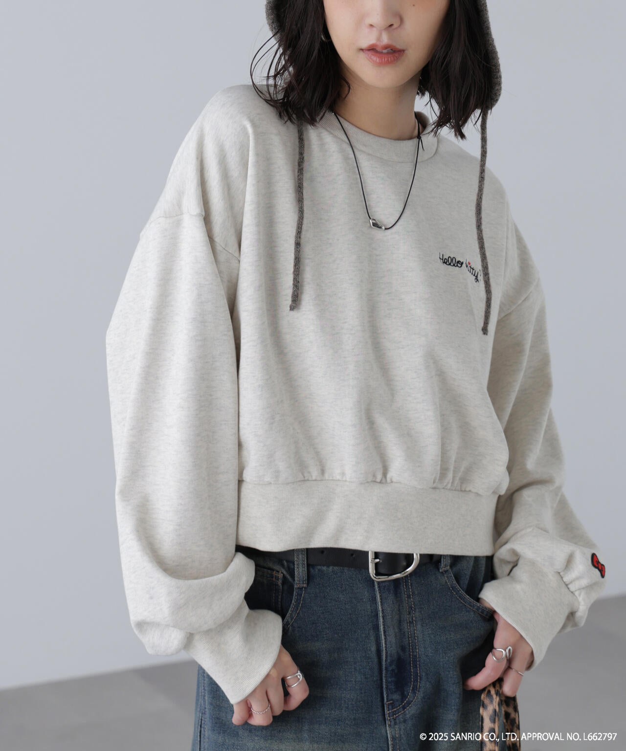【HELLO KITTY】サンリオキャラクターズコラボ SHORT SWEAT ショートスウェット 胸LOGO×袖RIBBON