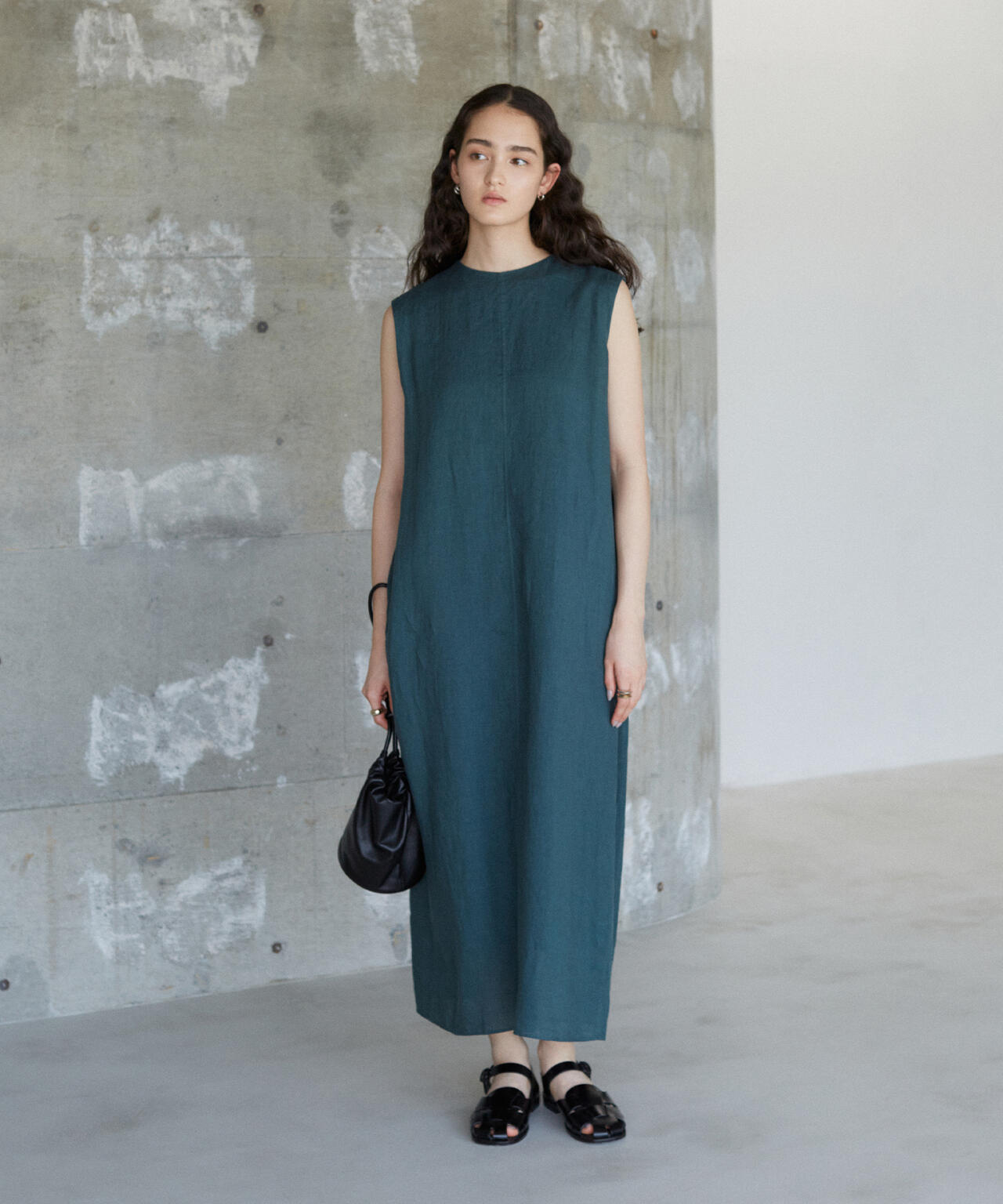 ATON / NATURAL DYED LINEN LAWN TUCKED DRESS