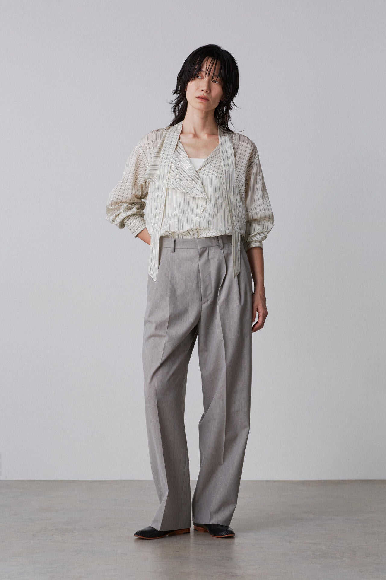 YLEVE / WOOL CHAMBRAY TROUSERS