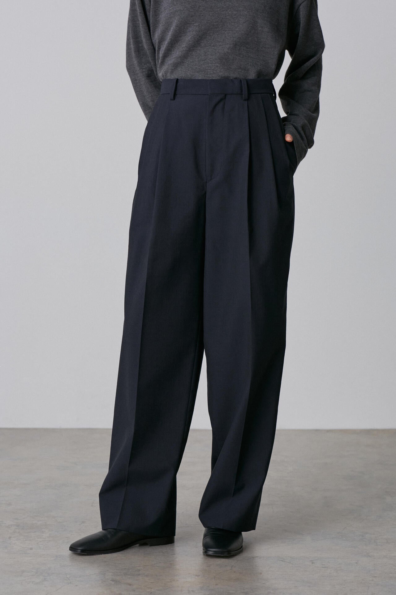 YLEVE / WOOL CHAMBRAY TROUSERS