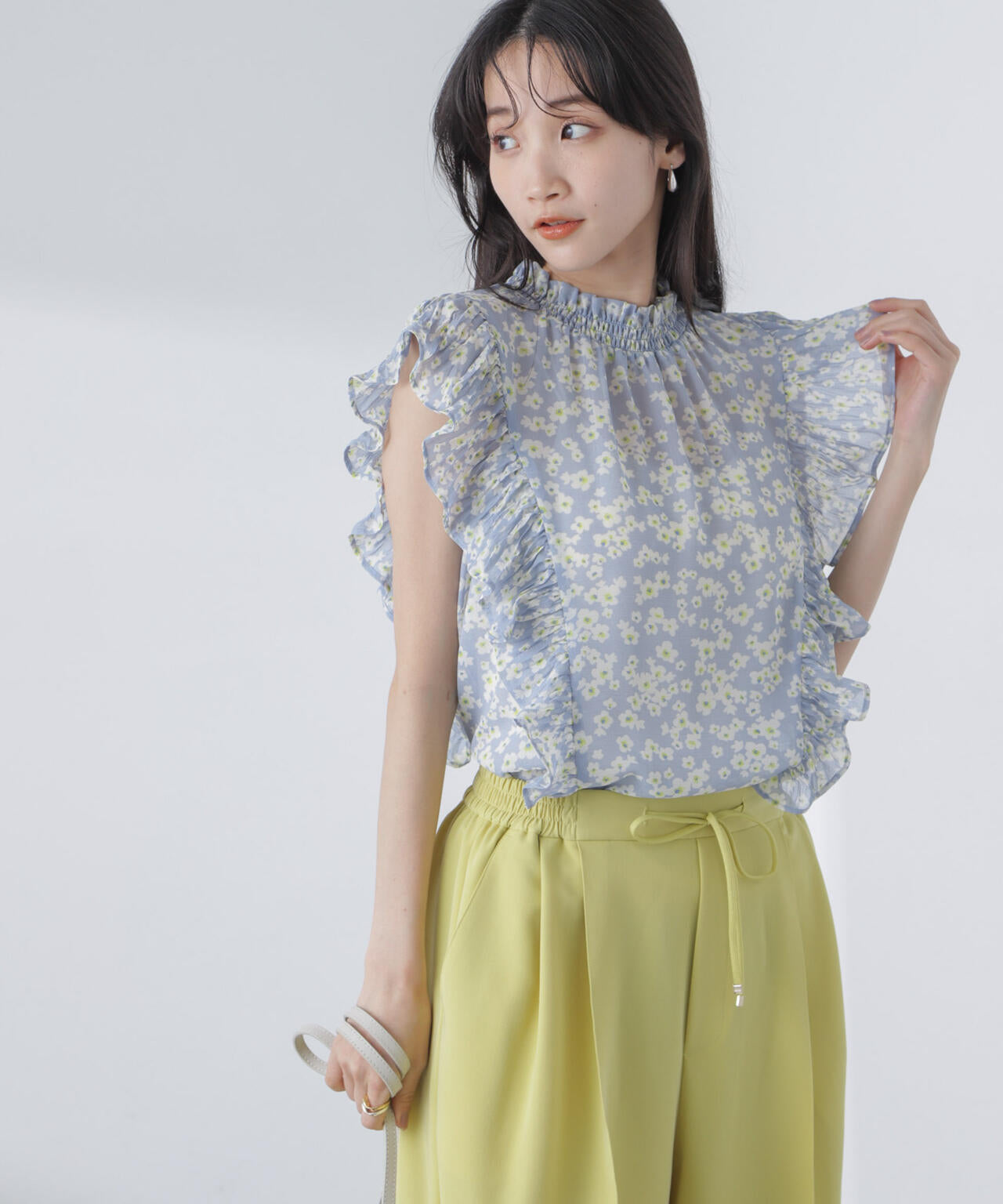 小花柄プリーツラッフルブラウス