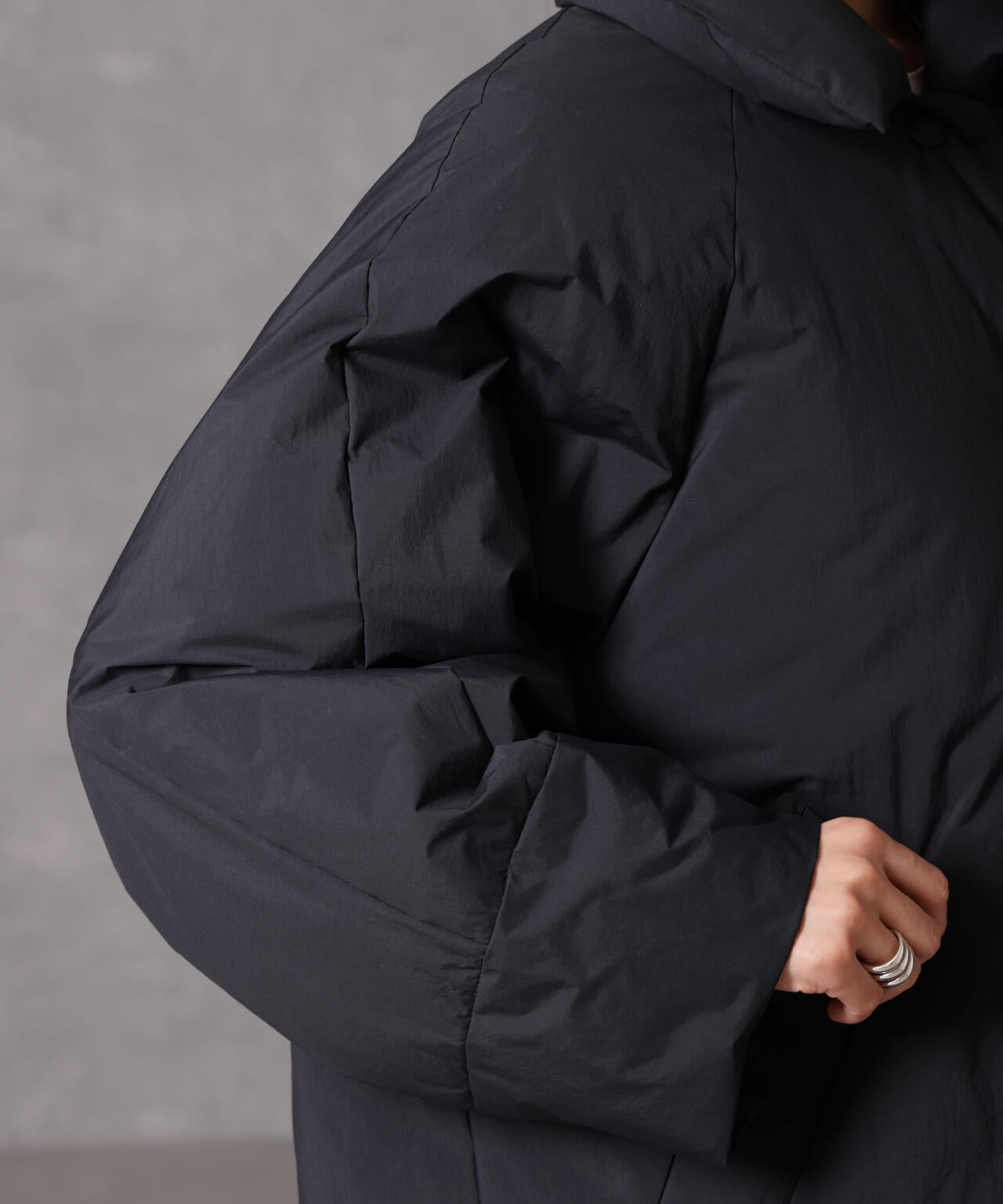 「西川ダウン(R)」ミドル丈バックタックコート