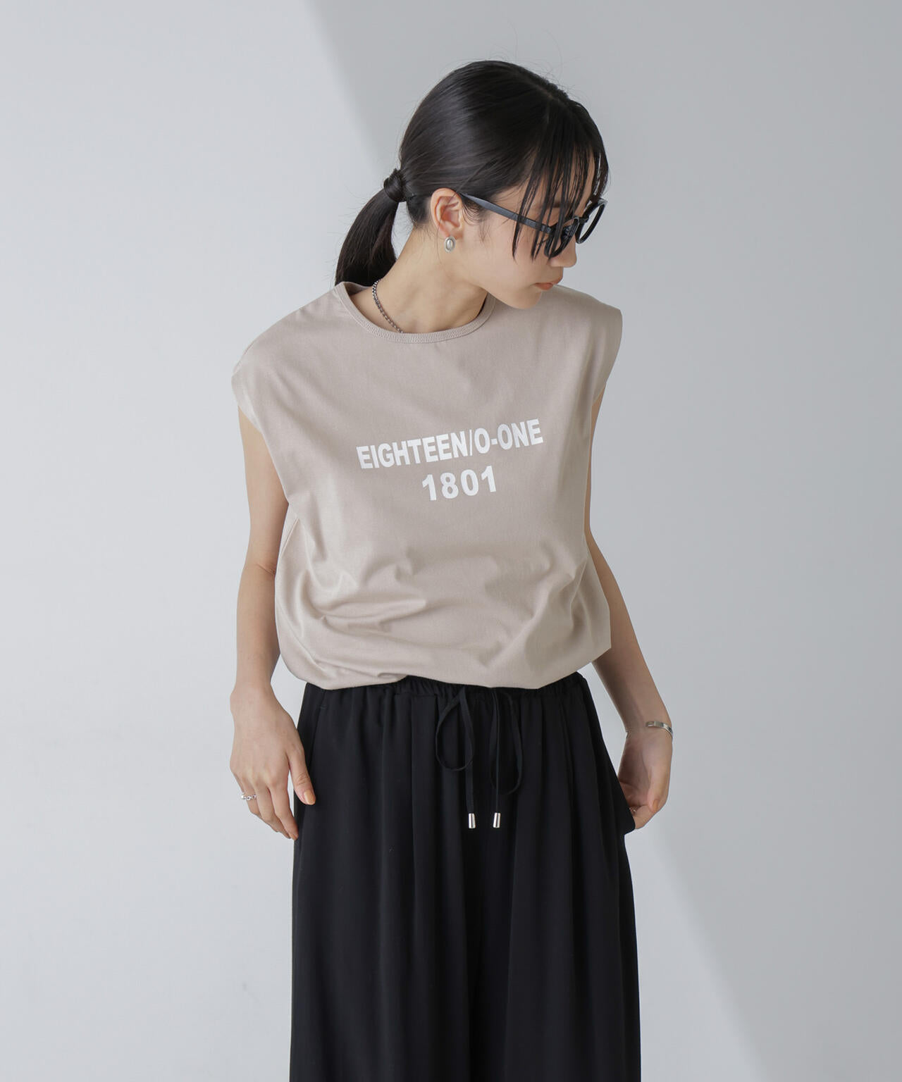 ノースリーブロゴプリントトップス