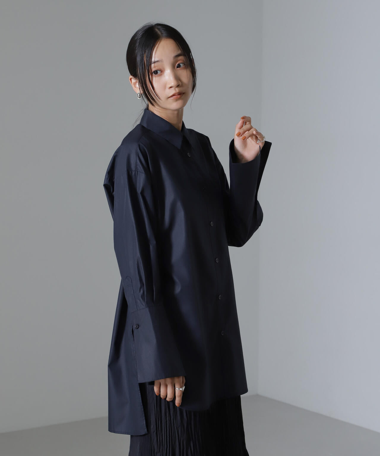 サイドタブ付ワイドスリーブシャツ