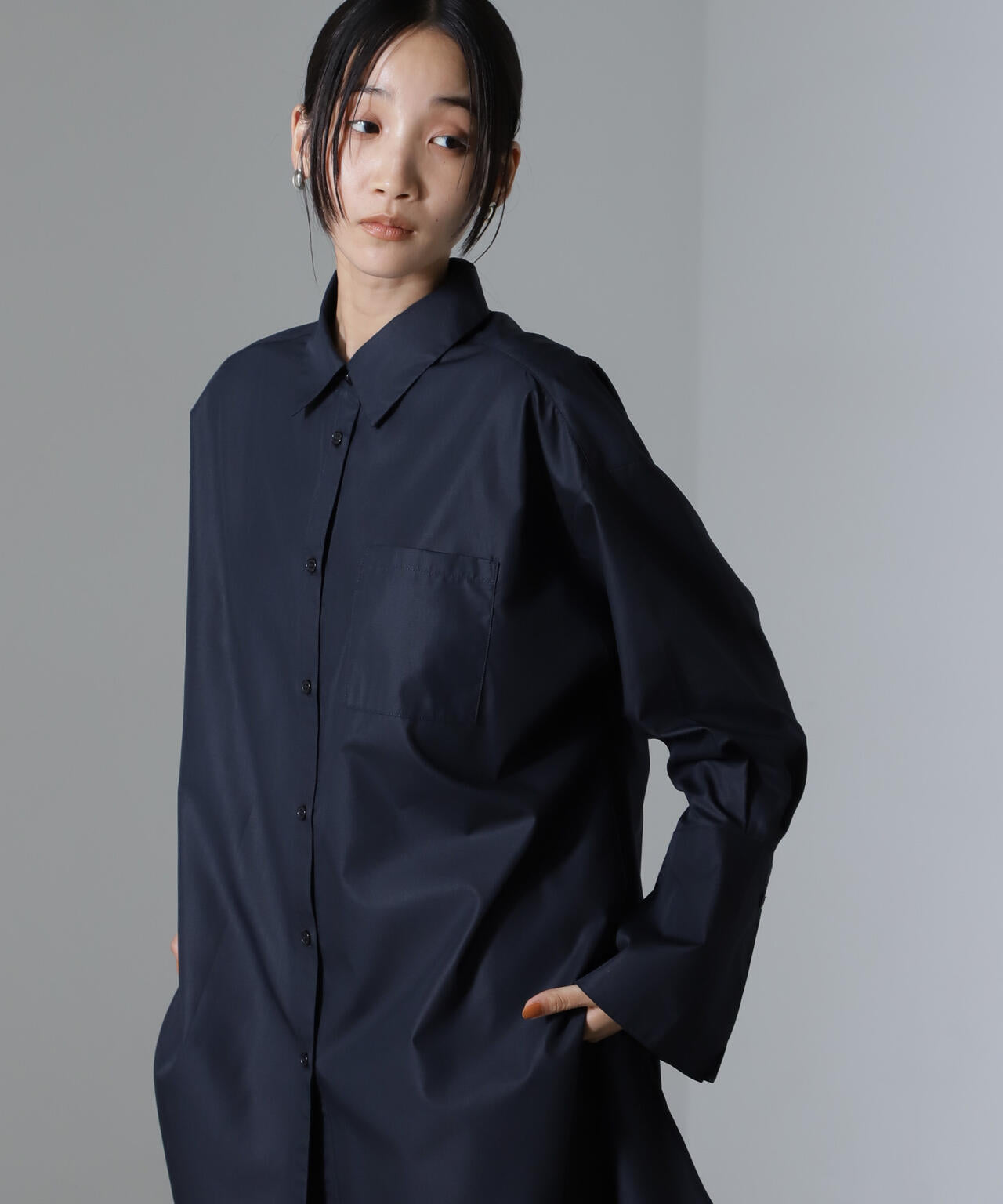 サイドタブ付ワイドスリーブシャツ