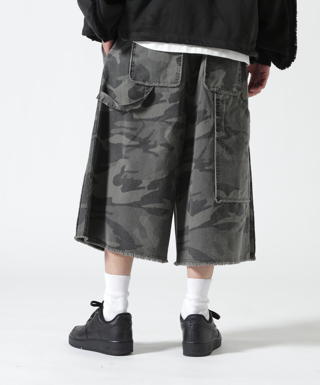 Height 178 Chest 92 Waist 76 hips 95 Shoes 27.0 着用サイズ:L