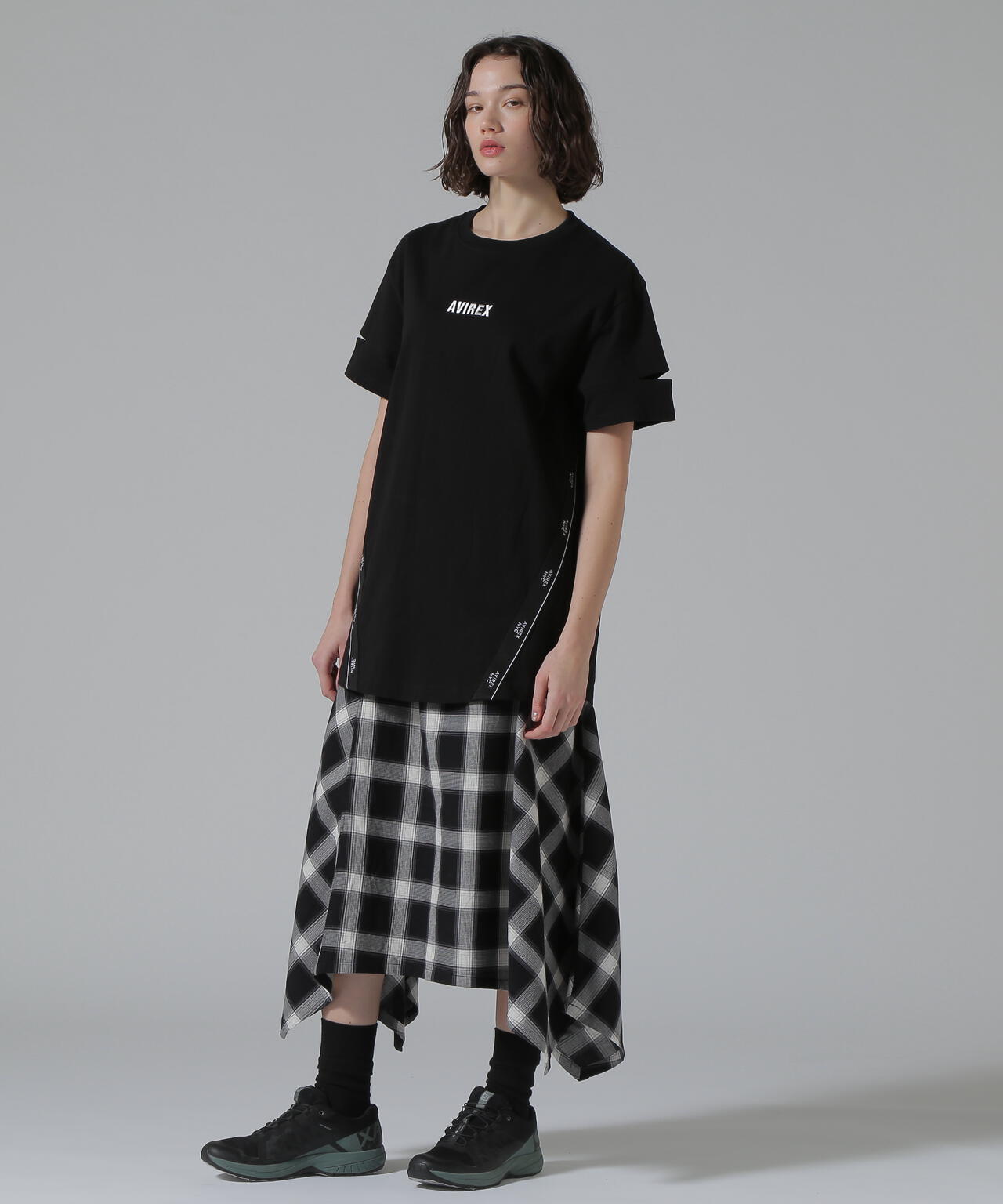 CUFFS OPEN LOGO TAPE EMBROIDERED ONEPIECE/カフスオープンロゴテープ刺繍ワンピース