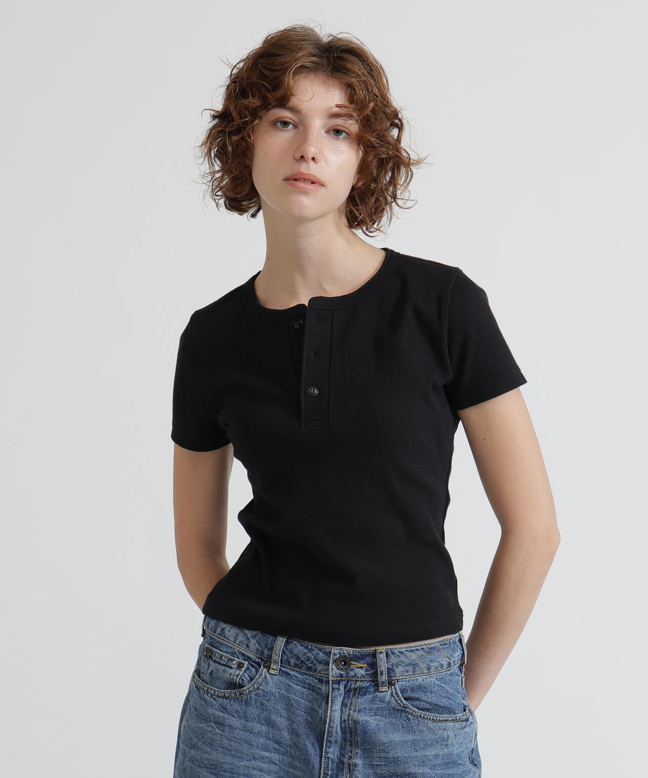 《DAILY/デイリー/WOMAN》 S/S HENLEY NECK T-SHIRT