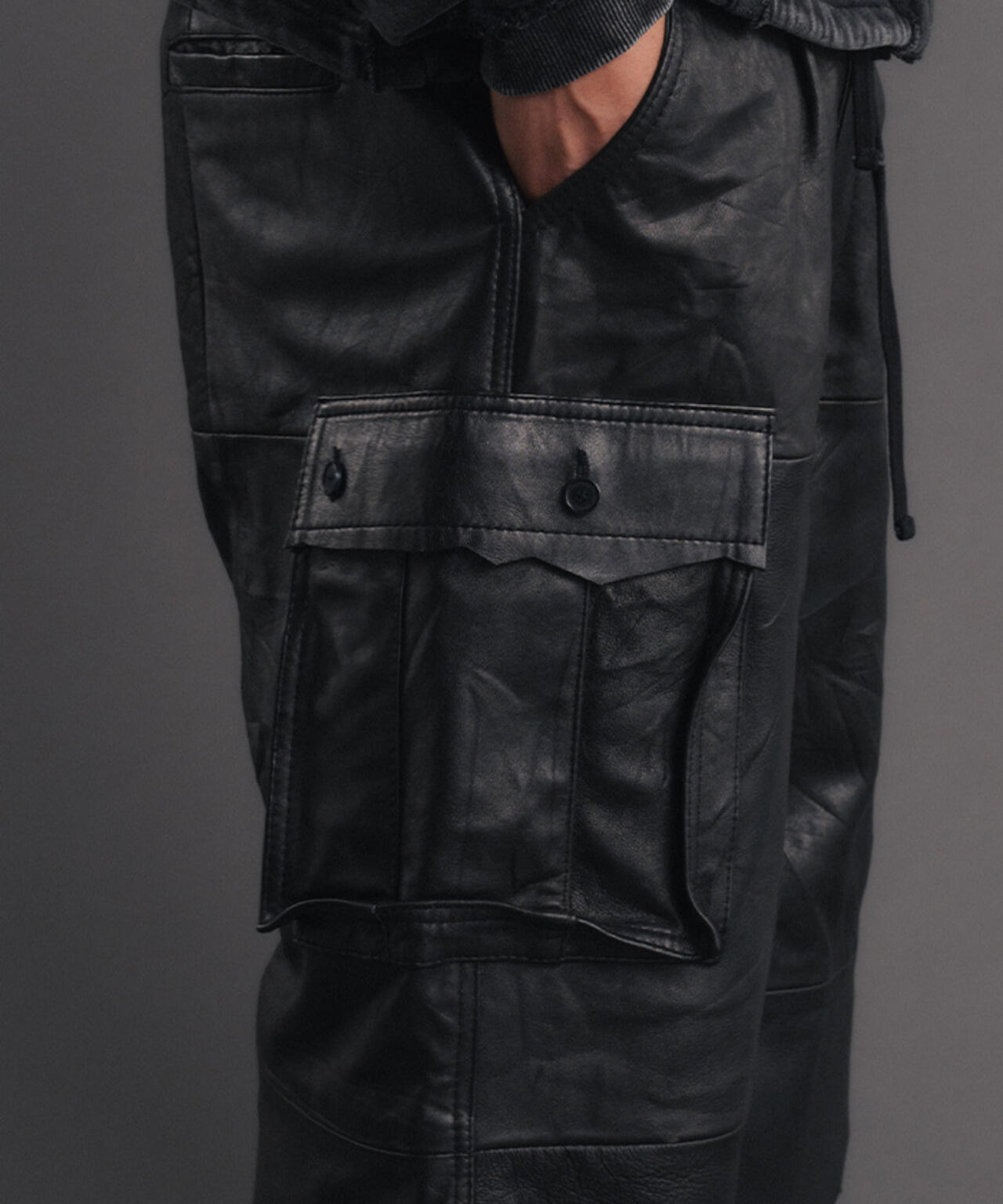 FR(13)NDS/フレンズ/REPRO-LEATHER CARGO SHORTS
