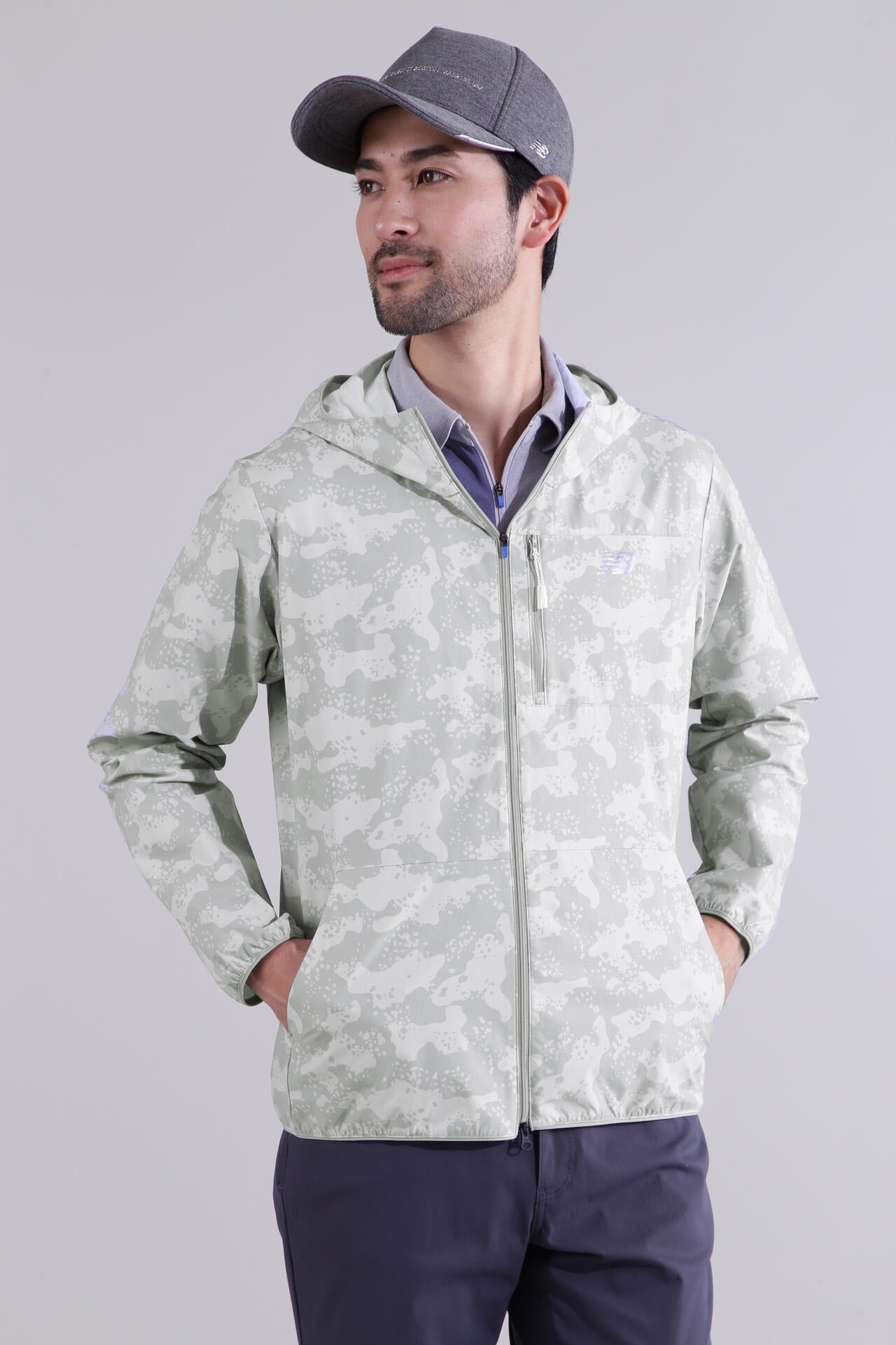【直営店舗限定】デザートカモ パッカブル ウインド ジップ フーディー (MENS)