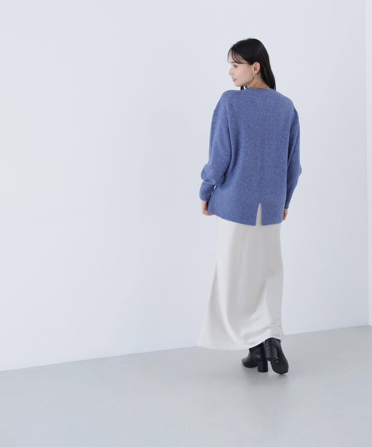 バックスリットミドルニット