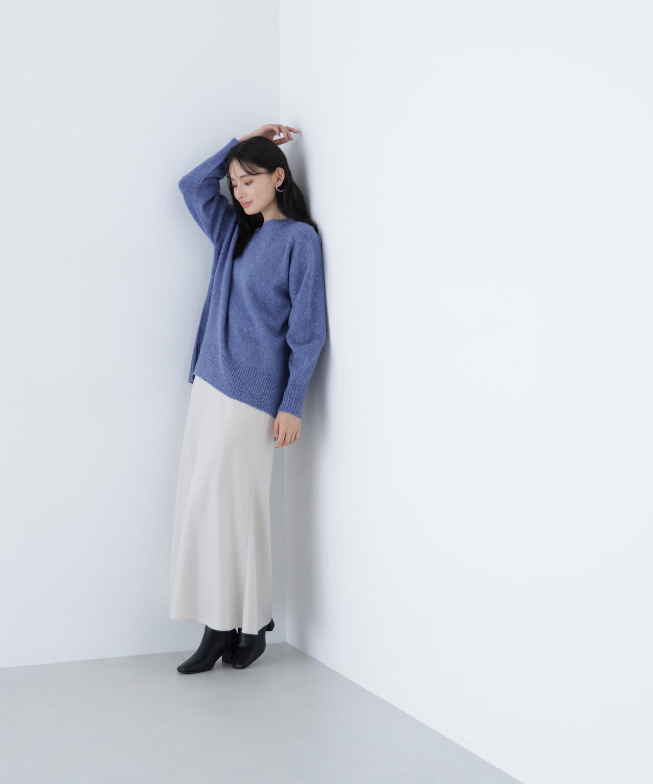 バックスリットミドルニット
