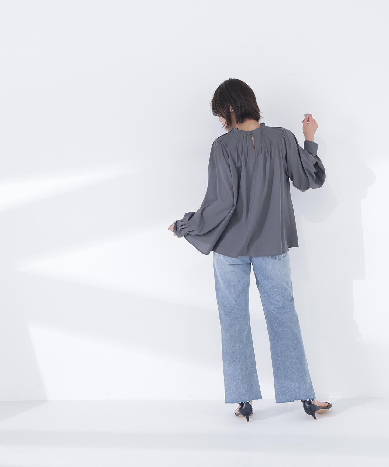 タックネックブラウス