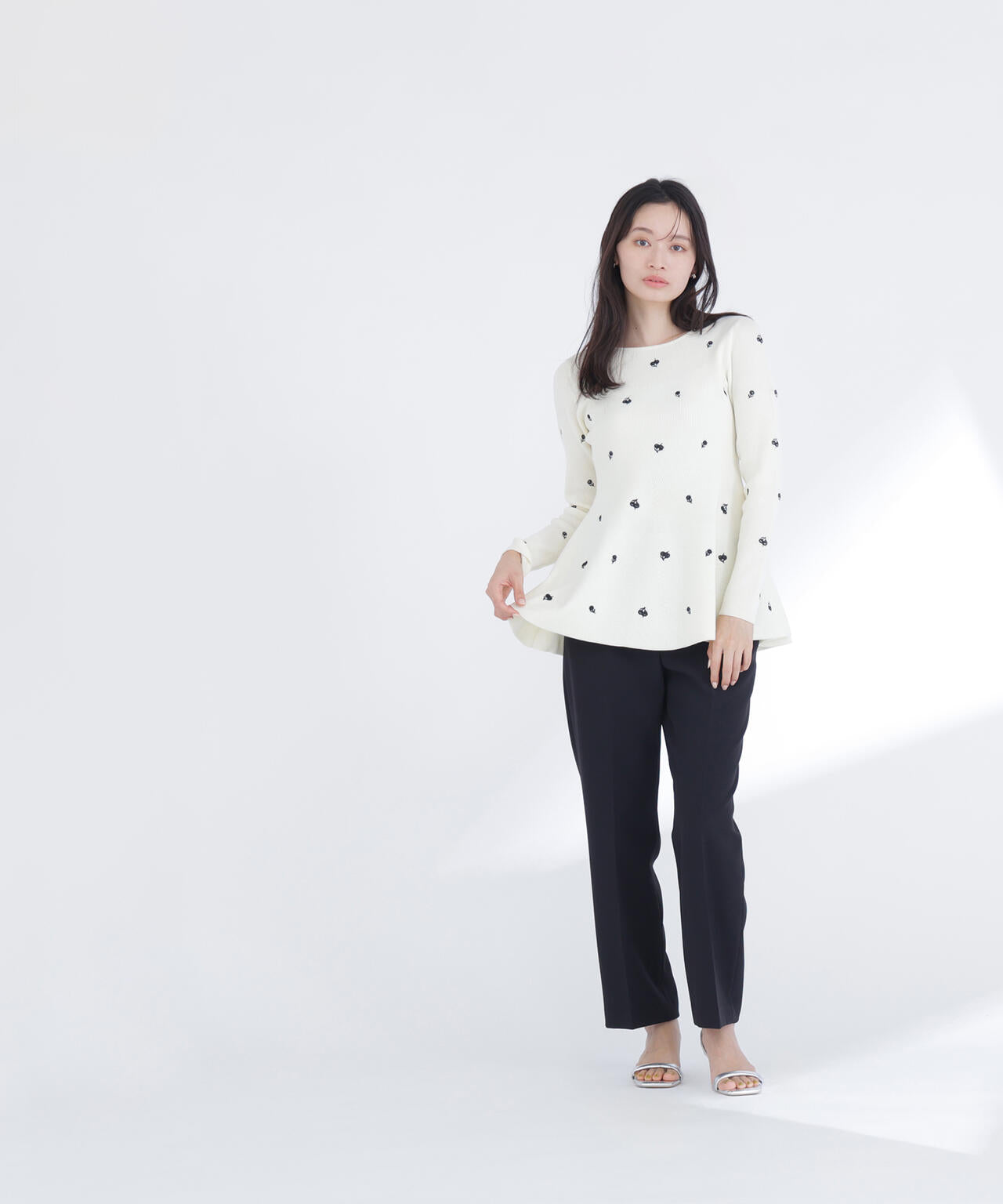 ＜一部店舗・kazemori.live 限定カラー：ネイビーベース2＞刺繍ペプラムニット