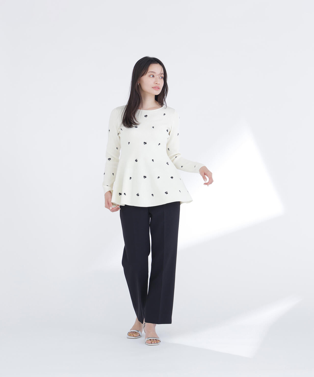 ＜一部店舗・kazemori.live 限定カラー：ネイビーベース2＞刺繍ペプラムニット