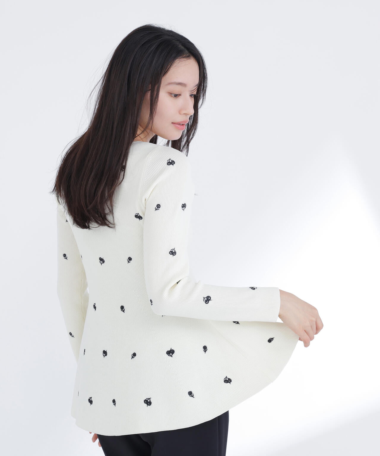 ＜一部店舗・kazemori.live 限定カラー：ネイビーベース2＞刺繍ペプラムニット