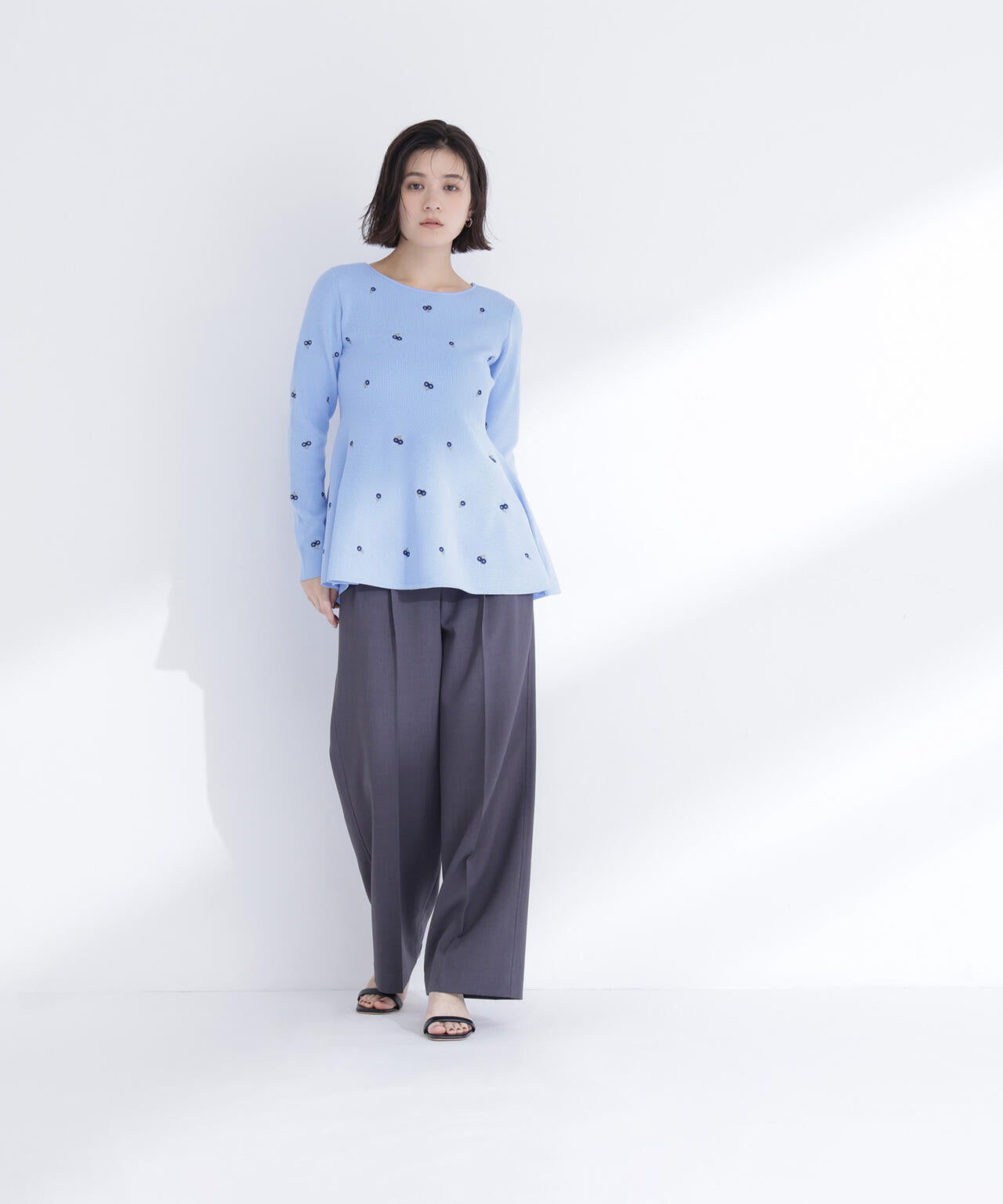 ＜一部店舗・kazemori.live 限定カラー：ネイビーベース2＞刺繍ペプラムニット