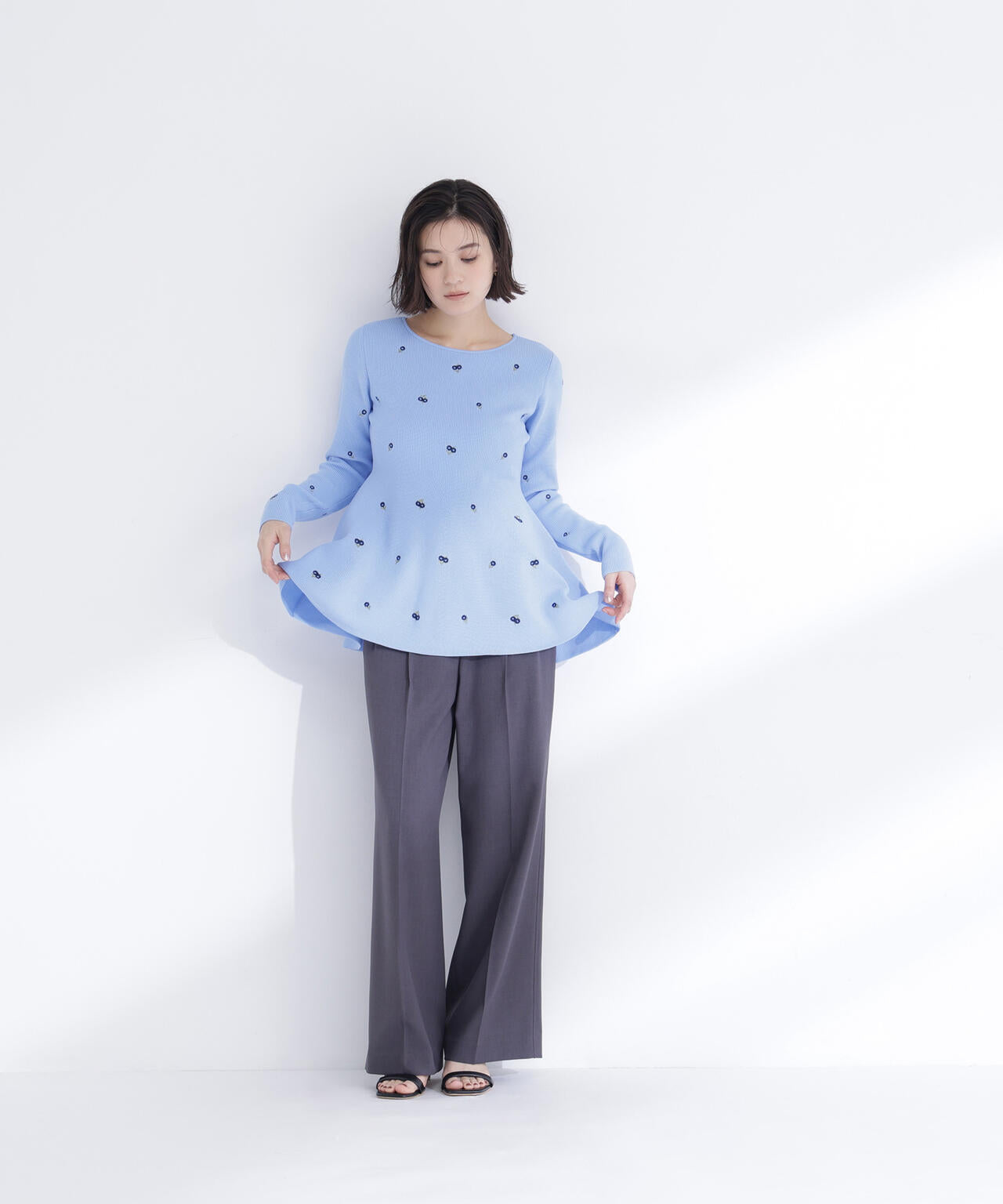 ＜一部店舗・kazemori.live 限定カラー：ネイビーベース2＞刺繍ペプラムニット
