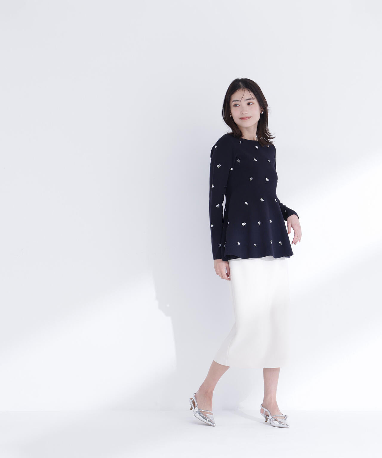 ＜一部店舗・kazemori.live 限定カラー：ネイビーベース2＞刺繍ペプラムニット