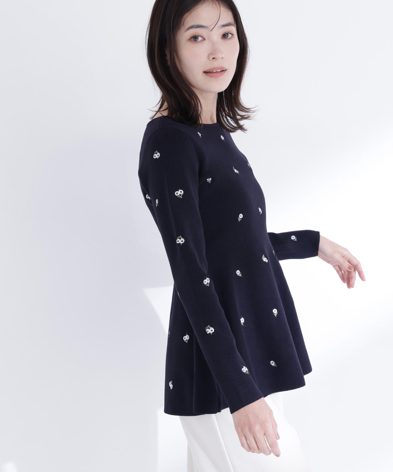 ＜一部店舗・kazemori.live 限定カラー：ネイビーベース2＞刺繍ペプラムニット