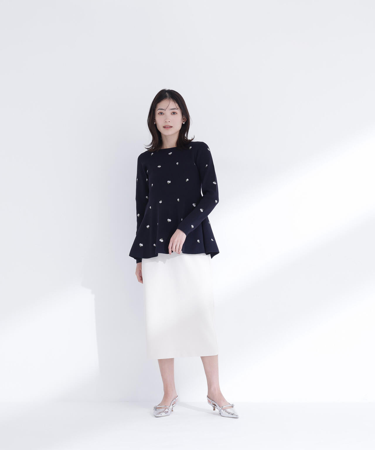 ＜一部店舗・kazemori.live 限定カラー：ネイビーベース2＞刺繍ペプラムニット