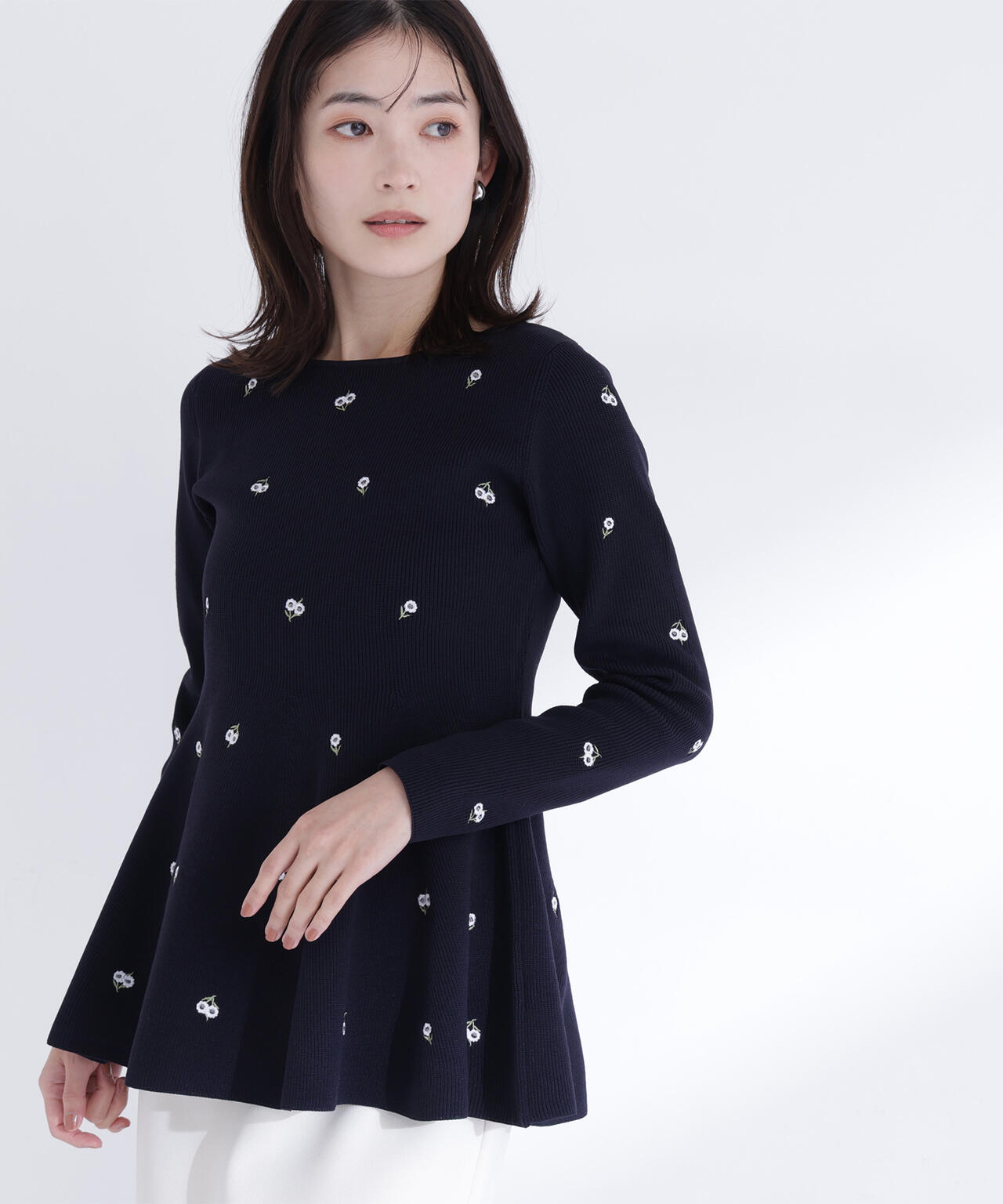 ＜一部店舗・kazemori.live 限定カラー：ネイビーベース2＞刺繍ペプラムニット