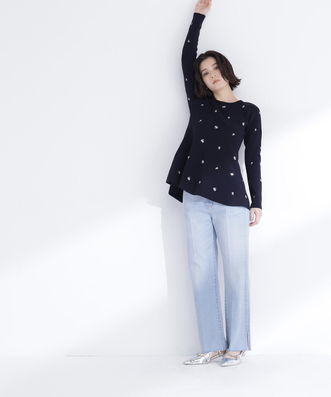＜一部店舗・kazemori.live 限定カラー：ネイビーベース2＞刺繍ペプラムニット