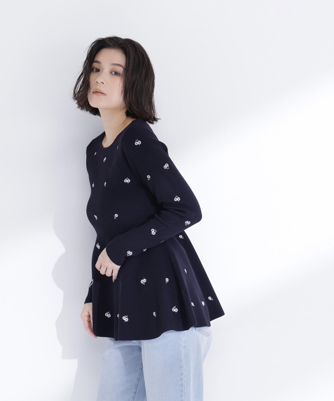 ＜一部店舗・kazemori.live 限定カラー：ネイビーベース2＞刺繍ペプラムニット