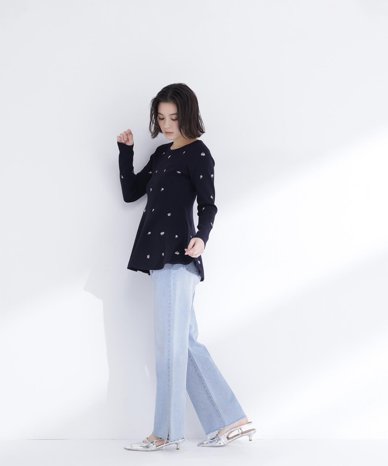 ＜一部店舗・kazemori.live 限定カラー：ネイビーベース2＞刺繍ペプラムニット