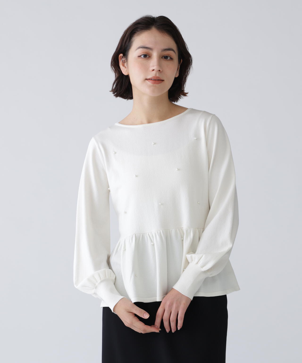 前後で着られるパール付きペプラムニット