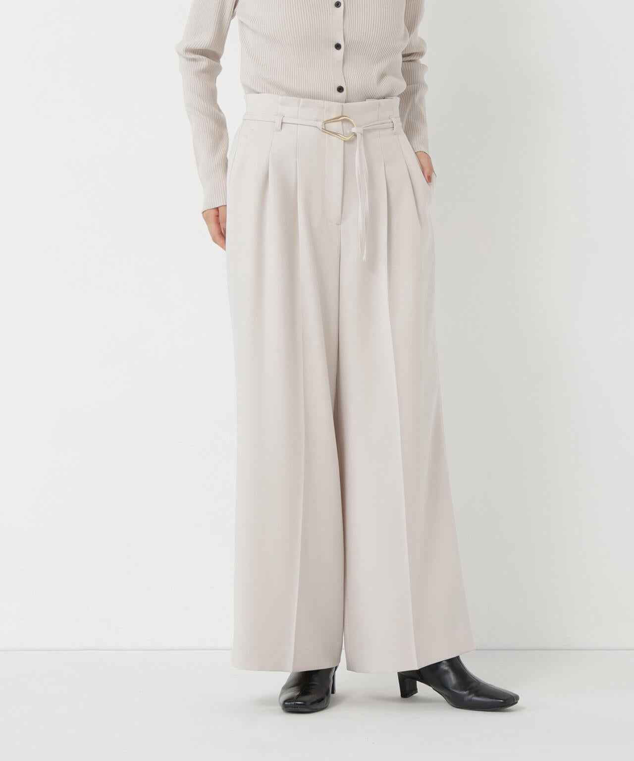 身長165　B:80 W:59 / H:85 / S:23.5 着用サイズ：M
