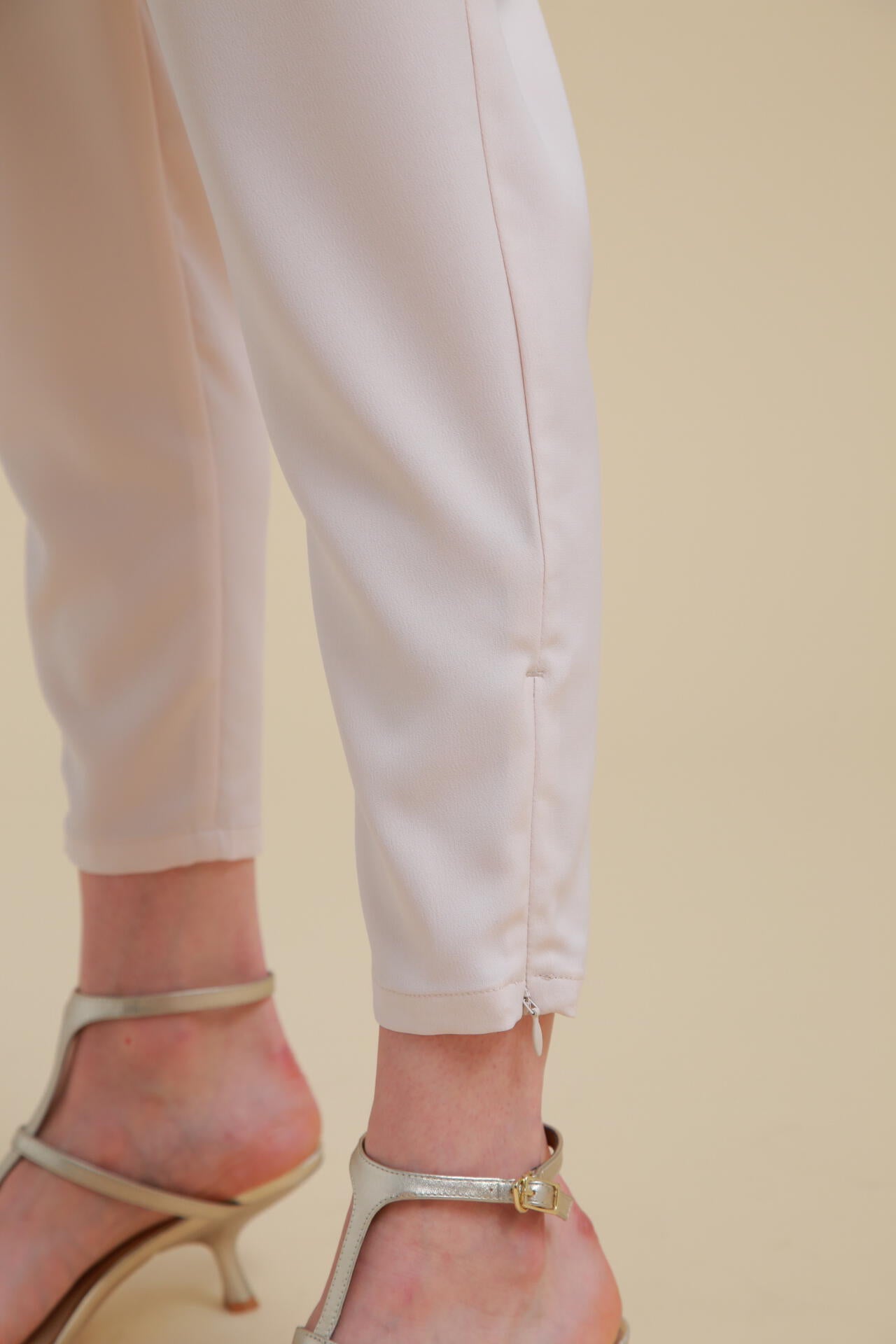 [THE HOLIDAY CLOSET]ウエストゴムテーパードパンツ