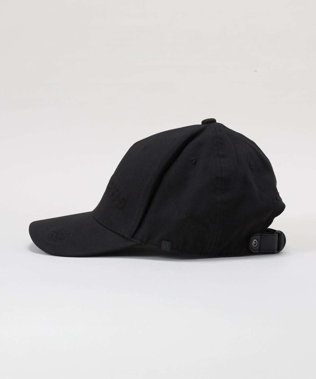 ロゴエンボスキャップ (UNISEX)