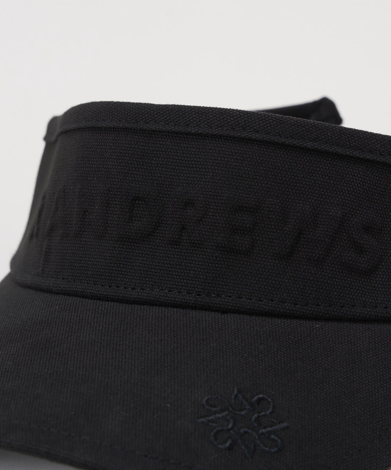 ロゴエンボスバイザー (UNISEX)